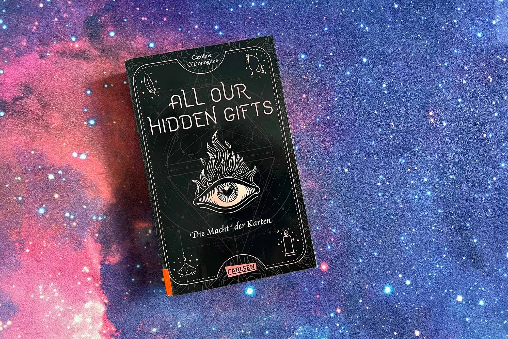Das Bild zeigt das Buch "All our Hidden Gifts" auf einem Universumshintergrund. Dieses Buch wird im Blogartikel vorgestellt.