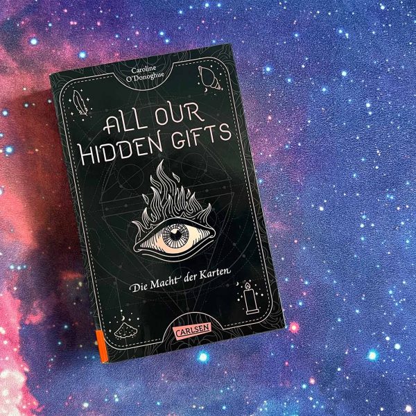 Das Bild zeigt das Buch "All our Hidden Gifts" auf einem Universumshintergrund. Dieses Buch wird im Blogartikel vorgestellt.